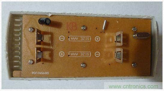 圖4：移開電池后的PCB同一面。