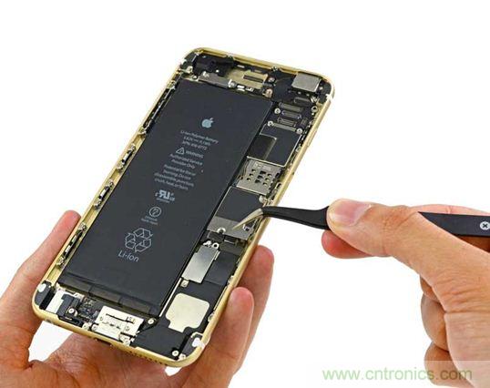 與iPhone 5S相比，電池尺寸更大，電池效率提高了16%。整部手機(jī)看起來(lái)就像一件藝術(shù)品，但看不到太多的內(nèi)部構(gòu)造。（來(lái)源：iFixit）